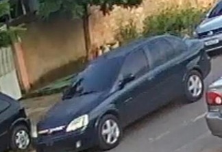 Segundo imagens de uma câmera de segurança da rua, o bandido estava em um carro de modelo Corsa Sedan de cor preta (Foto: Divulgação)