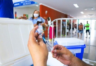 Ponto de vacinação teve longas filas nesta segunda (Foto: Diane Sampaio/FolhaBV)