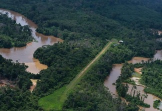 Pista clandestina de garimpo ilegal em comunidade dentro da Terra Indígena Yanomami em Roraima (Foto Chico Batata/Greenpeace)