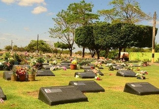 O cemitério fica localizado na avenida Centenário (Foto: Nilzete Franco/FolhaBV)