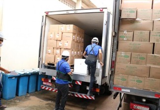 Os três caminhões com os remédios e insumos foram descarregados na sede da Segaf (Foto: Diane Sampaio/ FolhaBV)