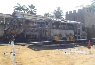 Ônibus pegaram fogo em Mucajaí (Foto: Reprodução)