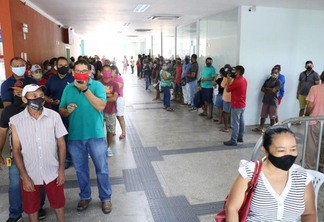 Grande fila se formou no Terminal Luís Canuto Chaves (Foto: Diane Sampaio/FolhaBV)