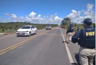 O bloqueio na BR-174 está localizado próximo a comunidade indígena do Sabiá, no município de Pacaraima (Foto: Divulgação)