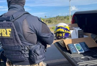 A Polícia Rodoviária Federal apreendeu nessa segunda-feira (28), 13 munições na BR-174 e cerca de R$ 300 mil em smartphones na BR-401 (Foto: Divulgação)