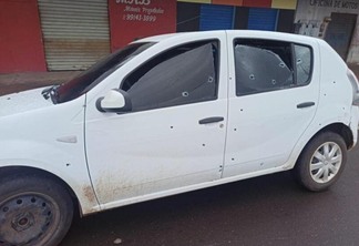 Carro foi atingido com disparos de arma de fogo em via pública (Foto: Divulgação)