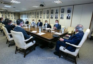 Reunião ocorreu nesta segunda-feira, em Brasília (Foto: Ascom Antonio Denarium)