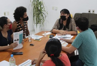 Deputada Joenia Wapichana em conversa com os representantes do Comitê Frente Cultura de Roraima. (Foto:Lohana Chaves/Ascom Parlamentar)