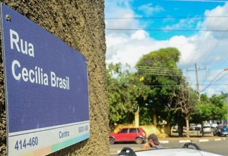 A Rua Cecília Brasil, localizada no Centro homenageia a membro de uma das famílias pioneiras da Capital. (Foto: Nilzete Franco)