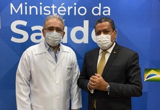 Ministro da Saúde, Marcelo Queiroga, e o deputado federal Hiran Gonçalves, durante reunião (Foto: Ascom parlamentar)