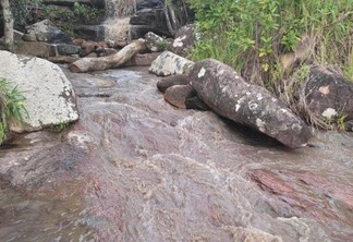 Nesta sexta-feira, turistas se surpreenderam com a água barrenta na Cachoeira do Cupim. (Foto:Arquivo Pessoal)
