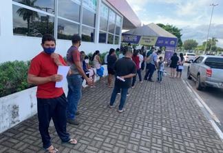 Pessoas agudando para serem vacinadas no Terminal de Ônibus Luiz Canuto Chaves, no Centro da Cidade. (Foto: Diane Sampaio FolhaBV)