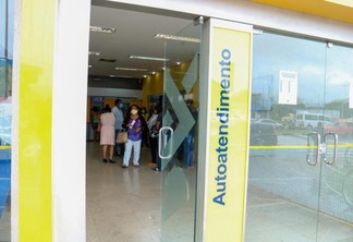Técnicos em educação estiveram na manhã de hoje no Banco do Brasil, mas não receberam o pagamento (Foto: Diane Sampaio/FolhaBV)