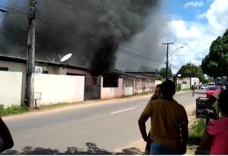 Um incêndio de grandes proporções atinge uma residência na Rua Felipe Xaud, no bairro Asa Branca (Foto: Divulgação)