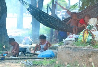 Eles fizeram moradia improvisada no local, e estão com crianças de colo ao relento sem ter o que comer (Foto: Diane Sampaio/FolhaBV)