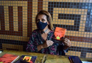 A escritora Elienai Menezes esteve presente para mostrar seus acervo produzidos em Roraima (Foto: Divulgação)