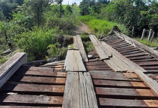 A ponte esta quebrada dificultando a passagem de veículos (Foto: Divulgação)