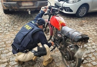 Motocicleta foi apreendida nesta terça-feira, 27, com os sinais identificadores suprimidos. (Foto: Divulgação)