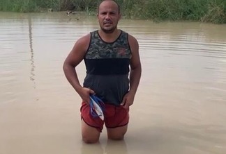 O morador Luiz Pinheiro com a lama acima do joelho. (Foto: Divulgação)