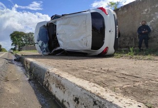 O motorista teria perdido o controle do carro ao passar por um lugar que possuía uma poça d’água (Foto: Pablo Campos/FolhaBV)