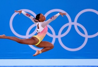 Rebeca conquistou medalha de ouro no salto e prata no individual geral (Foto: Reuters)