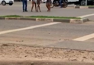 Um casal que também fazia o trajeto na avenida, desce da motocicleta e ajuda as indígenas a se retirarem da rua (Foto: Reprodução)