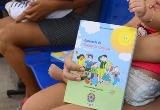 Caderneta de vacinação é confeccionada pelo Ministério da Saúde e distribuída aos estados (Foto: Nilzete Franco)