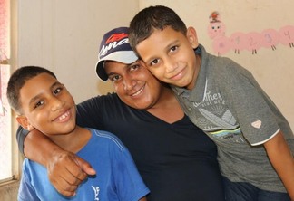Após a morte da esposa, vítima de câncer, o venezuelano Hector Erevalo precisou se reerguer para criar dois filhos fora do seu país (Foto: Divulgação Adra)