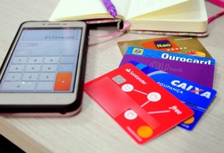 Cartão de crédito é um dos vilões do endividamento, por isso, deve ser usado com cautela (Foto: Arquivo/Folha)
