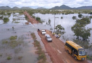 Apesar da inundação, veículos médios e grandes arriscam a travessia (Foto: Gildo Júnior)