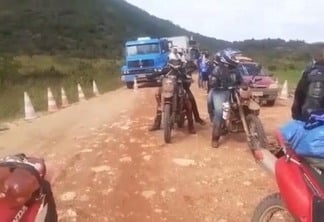 Vídeo mostra fila de carros, motocicletas e caminhões à espera da liberação da estrada (Foto: Reprodução)