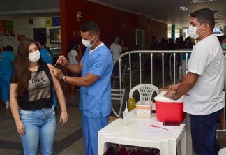 Luísa Vitória de Oliveira, de 17 anos, tomou a primeira dose nesta segunda-feira (Foto: Nilzete Franco/FolhaBV)