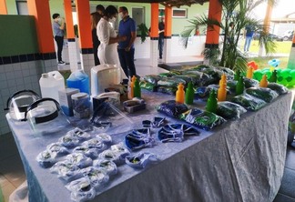 As escolas receberam EPI’s, kits de higiene, termômetros, torres de álcool, máscaras estão sendo entregues aos alunos (Foto: Divulgação)