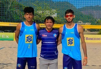 Dupla Evandro e David com o técnico Wallace Souza - os três foram campeões mundiais Sub-16 em 2019 (Foto: Divulgação)