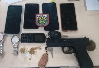 Nas buscas pelos suspeitos, a PM recolheu 16 itens, entre eles, seis celulares (Foto: Divulgação)