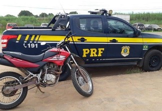 Em outra ação, os policias apreenderam uma motocicleta com os sinais identificadores suprimidos (Foto: PRF-RR)