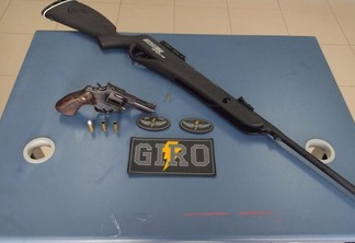 Durante a busca pessoal foi encontrado na cintura do jovem, o revolver com duas munições deflagradas e uma intacta. (Foto: Divulgação)