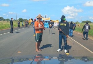 Indígenas bloquearam as duas rodovias federais  BR-401 e a 174 na manhã dessa terça-feira (24) (Foto: Divulgação)