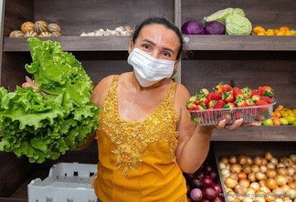 Tereza Braga foi uma das primeiras feirantes e chegar no Mercado São Francisco (Foto: Fernando Teixeira)