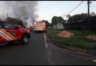 O caminhão baú pegou fogo nas primeiras horas da manhã desta quinta-feira, 26, no bairro Caranã. (Foto: Divulgação)