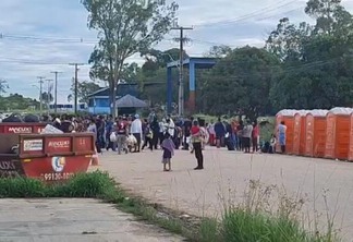 Migrantes se aglomeram na chegada a Pacaraima (Foto: Reprodução)