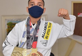 Hallysson Pitbull ganhou sozinho sete medalhas de ouro, uma medalha de prata e cinco cinturões de Desafios Kids e de lutas casadas em território carioca (Foto: Divulgação)