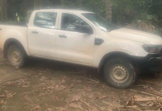 Carro foi roubado na região do Apiaú e abandonado na vicinal da Embrapa (Foto: Divulgação)