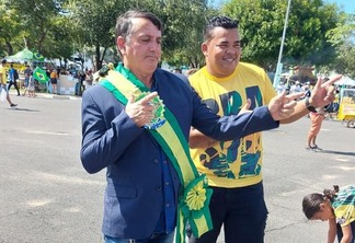O vigia Erivan Souza Arraes topou uma brincadeira com os amigos e se vestiu como Jair Bolsonaro (Foto: Raisa Carvalho/FolhaBV)