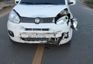 O veículo teve danos no farol esquerdo, capô e para-choque dianteiro. (Foto: Divulgação)