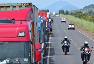 Os caminhoneiros vão permanecer com o bloqueio na BR-174 até que os manifestos pelo resto do país sejam desfeitos. (Foto: Nilzete Franco FolhaBV)