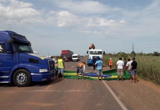 Em Roraima, caminhoneiros bloqueiam BR-174 pelo segundo dia seguido (Foto: Nilzete Franco/FolhaBV)