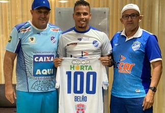 Belão ladeado do técnico do São Raimundo, Chiquinho Viana, e do presidente do clube, Sérgio Caranguejo (Foto: Divulgação)