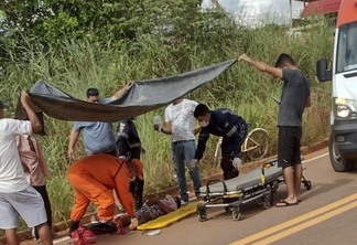 A motorista foi socorrida por populares, que improvisaram uma tenda com uma lona. (Foto: Divulgação)