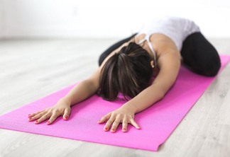 A prática de yoga é benéfica tanto para a saúde física quanto para a saúde mental (Foto: Divulgação)